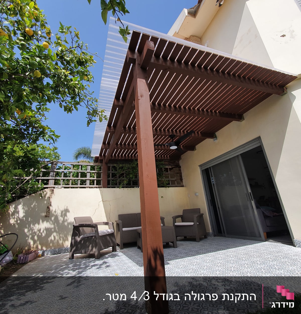 פרגולה מעץ בגינה עם כיסאות ישיבה